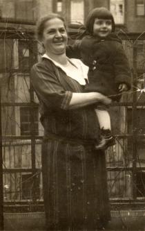 Anna Krauskopfova with her granddaughter Ruth Goetzova