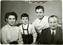 Sz. Lajosné a családjával