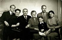 Surányi György a feleségével és a felesége családjával