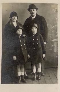 Miksa Domonkos with his sons and second wife