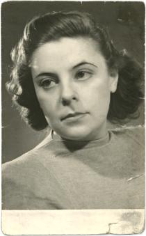 Nyitrai Lászlóné fiatalasszonyként