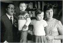 Pierre Markovits szüleivel és húgával