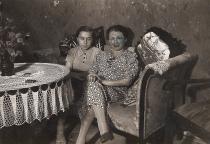 Alina Fiszgrund with her aunt Anna Dirunger
