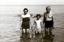 Alina Fiszgrund with her husband, Maksymilian Fiszgrund, and daughter, Wanda Golebiowska
