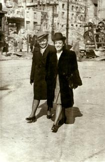 Apolonia Starzec with her sister Irena Kirszenbaum