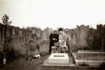 Apolonia Starzec and her sister Irena Kirszenbaum at the Jewish cemetery in Radomsko