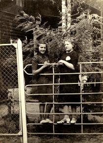 Danuta Mniewska with her mother Ewa Mniewska on holidays in 1939