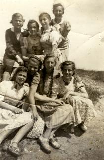 Danuta Mniewska, her sister Helena Tenenbaum and their friends during the war