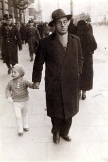 Estera Migdalska with her father Eliasz Dajbog