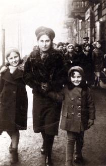 Estera Migdalska with her sister Chana Dajbog and a subtenant