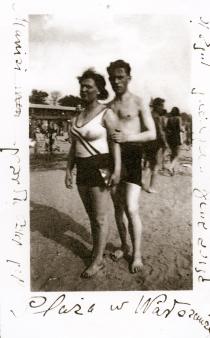 Srul and Dora Dajbog at the beach