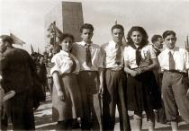 Estera Migdalska with her friends during the Warsaw Ghetto Monument ceremony
