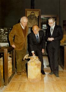 Lending of Ringelblum's milk can to the Washington Holocaust Museum by the Jewish Historical Institute in Warsaw