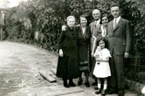 The family of Pavel Sendrei's wife, Judita Sendrei 
(maiden name Bruck), in their yard