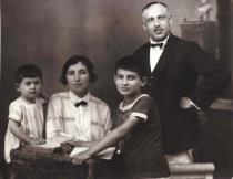 Kovács Tivadar a családjával
